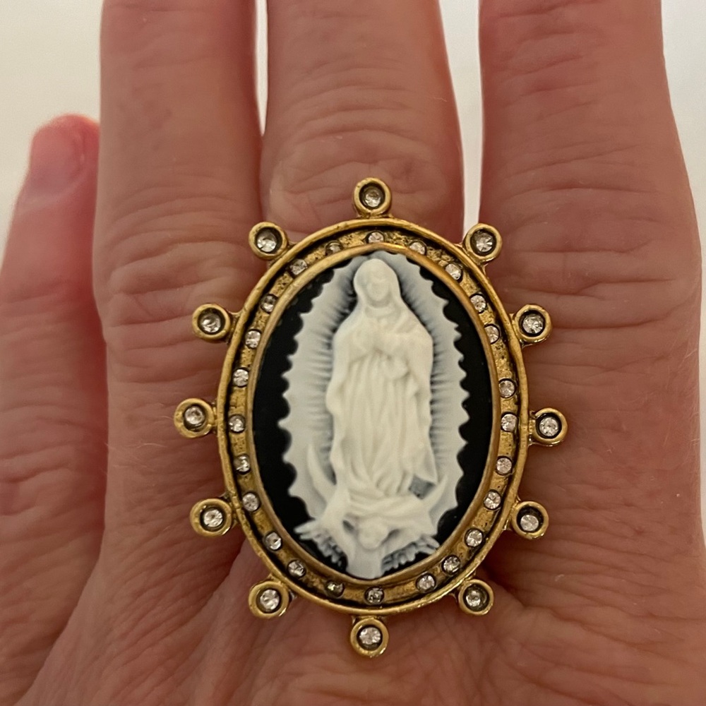 VSA Virgin Cameo Ring - Gold / 7, new never worn!!!
